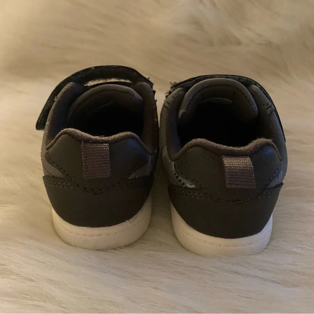 Carter’s Shoes Boys Size 4M Slip On‎ New With Out Tag Gray